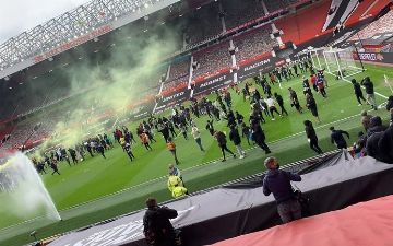 Начало матча «МЮ» — «Ливерпуль» отложено на неопределённое время из-за протеста фанатов 
