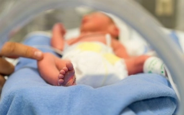 В Великобритании появился на свет первый ребенок от трех родителей