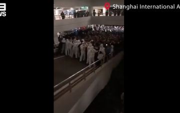 В Шанхае из-за двух зараженных коронавирусом сотрудников оцепили целый аэропорт с десятками тысяч человек <br>