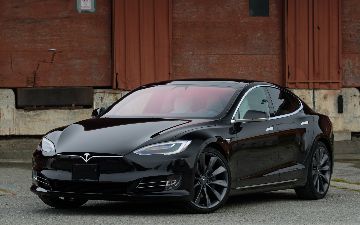 Автомобили Tesla выросли в цене