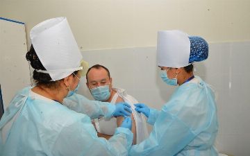 Выяснилось, по какой причине одобрили использование китайско-узбекской вакцины