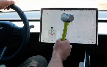 Водитель решил проверить экран Tesla, разбив ее кувалдой