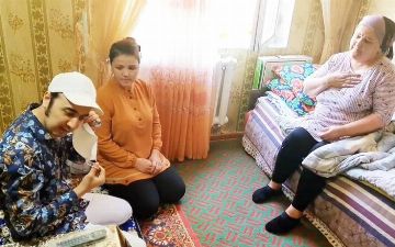 Шохджахон Джураев приехал навестить свою больную поклонницу и исполнил куплет ее любимой песни - видео