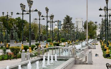 В столице Туркменистана полиция запрещает парням и девушкам находиться вместе в парках: в случае задержания, их доставляют в отделение полиции