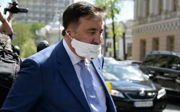 «У него отмечается слабость, бледность лица, ему трудно передвигаться», — личный врач Саакашвили рассказал о состоянии политика