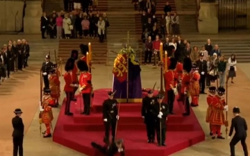 Королевский стражник потерял сознание на дежурстве у гроба Елизаветы II – видео