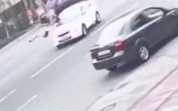 В Ташкенте водитель сбил мать с ребенком на пешеходном переходе — видео (18+)