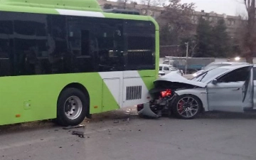 Toshkentda BYD va avtobus toʻqnashdi