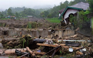Обрушившиеся на Индонезию наводнения унесли жизни более 80 человек