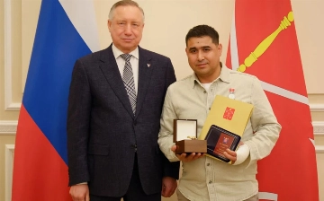 Губернатор Петербурга наградил узбекистанца, который спас выпавшего из окна ребенка