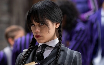 Париж в готике: Дженну Ортегу заметили на съемках нового сезона «Уэнсдей»