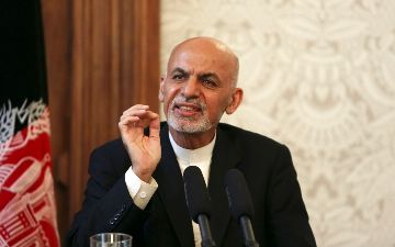 Президент Афганистана покинул пост