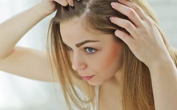 Дерматолог рассказала, как остановить выпадение волос после коронавируса