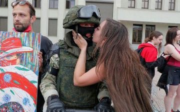 В Минске протестующие пообнимались и подарили цветы военным