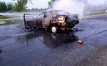 В Джизаке загорелся автомобиль: один человек погиб, трое госпитализированы