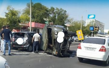 В Ташкенте «Спарк» въехал в «УАЗ», перевернулся на соседнее авто и после скрылся с места происшествия 