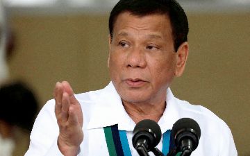 «Войдем к ним домой и привьем их, пока они спят»,  - президент Филиппин о тех, кто не хочет прививаться от коронавируса 