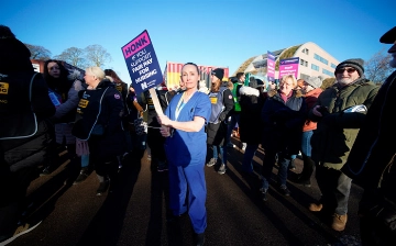 В Великобритании десятки тысяч человек вышли на забастовку медсестер 