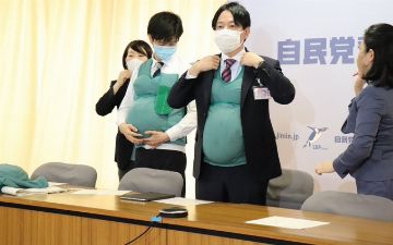 В Японии мужчины-политики надели искусственные животы и грудь, пытаясь понять, что чувствуют беременные