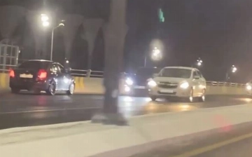 На Чиланзаре водитель решил проехать по встречке на мосту — видео