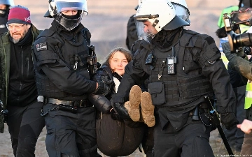 Полиция Германии задержала и унесла с протестов экоактивистку Грету Тунберг