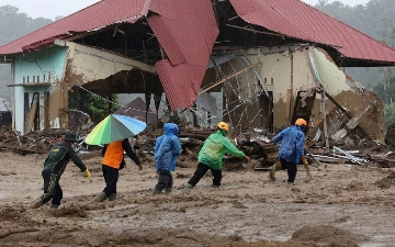 Число жертв наводнений в Индонезии превысило 800