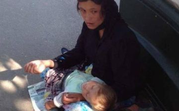 В Узбекистане женщины-попрошайки с грудными детьми вышли на проезжую часть, подвергая себя и их опасности
