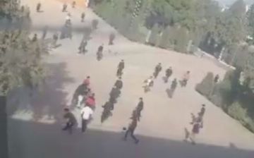 Студенты из Термеза устроили драку в университетском дворе - видео