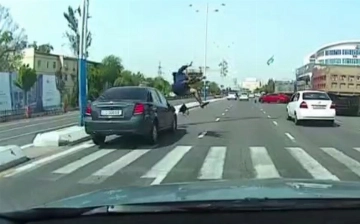 В Ташкенте водитель сбил женщину на нерегулируемом переходе (видео)