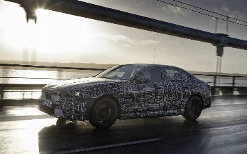 BMW презентует новые 5-Series и i5 необычным образом