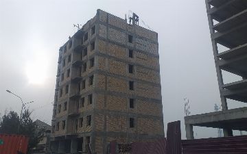 В Андижане незаконно построенная многоэтажка сносится за счет предпринимателя