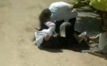 Под Ташкентом сцепились две школьницы — видео