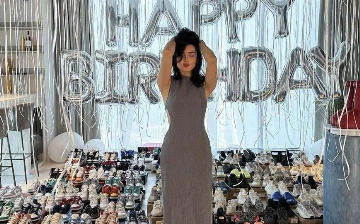 «120 пар кроссовок»: возлюбленный Дины Саевой удивил ее необычным подарком