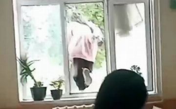 В Фергане восьмиклассница выпрыгнула из окна после ссоры с учителем — видео