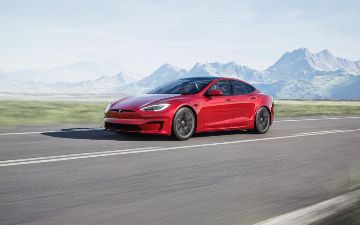 Tesla представила Model S в новом дизайне с запасом хода до 830 км<br>