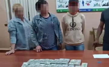 В Бекабаде две женщины пытались вывезти в Таджикистан $356 тысяч