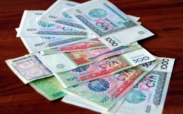 Узбекистанцы смогут обменять валюту старого образца попозже 
