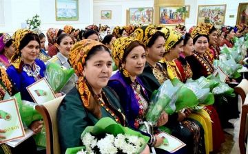Туркменистанкам подарят на восьмое марта по два доллара от президента