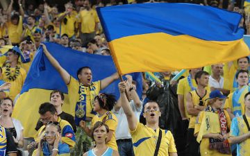 Украинские фанаты избили болельщика с российским флагом на матче Евро-2020 (видео)
