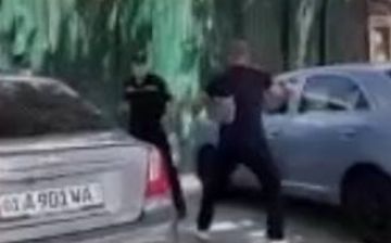 Пьяный житель Ташкента избил женщину и порезал стеклом нацгвардейца по лицу - видео
