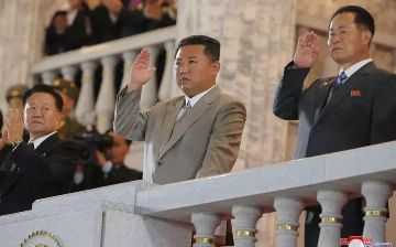 В Пхеньяне прошёл военный парад в честь 73-й годовщины основания КНДР: без ракет, но с костюмами биологической защиты