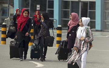 Талибы запретили женщинам летать на самолете без мужчин