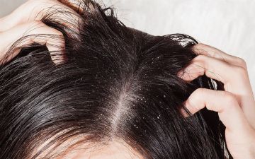 Женщина перестала использовать шампунь в 60 лет – узнайте, что случилось с ее волосами