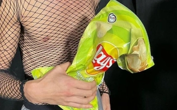 Balenciaga выпустила сумку в виде пачки чипсов – фото