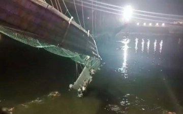 При обрушении моста в Индии погибло 130 человек — видео