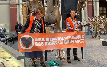 Экоактивисты приклеили себя к скелету динозавра в берлинском музее