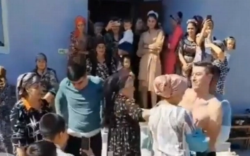 В Узбекистане на свадьбе мужчину раздели и пытались забрать у него одежду — видео