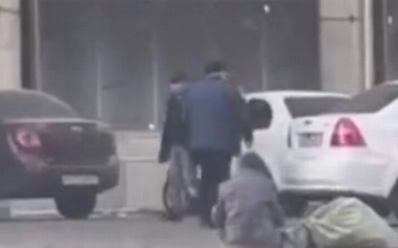 Председатель ташкентской махалли пнул бездомного с инвалидностью — видео