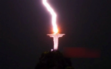 В Бразилии молния ударила в статую Иисуса Христа