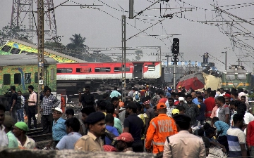 Число погибших при столкновении поездов в Индии превысило 300